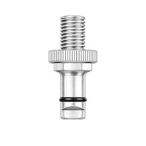 Pode incluir: Um adaptador de metal na cor prateada com uma seção superior roscada, um colar circular serrilhado, uma parte central hexagonal e uma base cilíndrica lisa com um único anel de vedação de borracha preta perto da extremidade inferior.