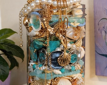 Scatola misteriosa di gioielli con stelle marine e conchiglie naturali, collana e bracciale con perline a tema oceano in stile boho, regalo a sorpresa, set di tesori misteriosi a tema spiaggia.