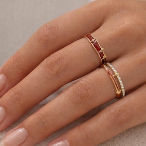 Minimalistiskt stapelbart guldringset med röda och vita emaljringar med tunna band