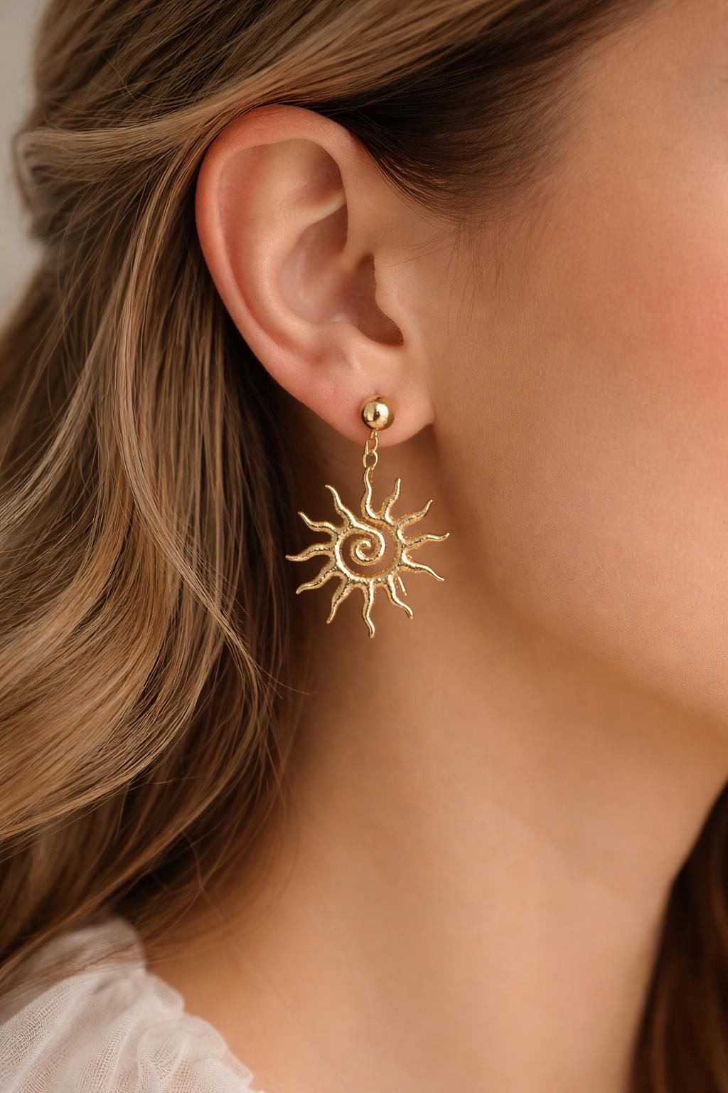 Piccoli orecchini a cerchio in oro con ciondolo a forma di sole - orecchini con ciondolo - astrologia - regalo per lei - boho - Italia