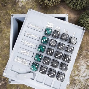 以下が含まれることがあります： 白のセラミックマグカップ、黒い持ち手、手書き風の「But First, Coffee」の文字。マグカップは白い面に置かれています。マグカップの高さは約10cmです。