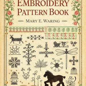 Puede incluir: Una portada de libro titulada An Embroidery Pattern Book de Mary E. Waring, con fondo crema y borde de rosas. El diseño incluye varios motivos de punto de cruz en negro como un caballo, una libélula y plantas, además de dos carretes de hilo.