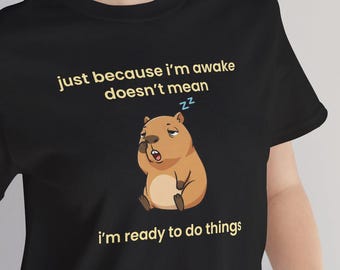 Só porque estou acordado não significa que estou pronto - Camiseta engraçada com estampa de capivara | Camiseta preguiçosa e sarcástica