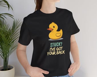 Camiseta engraçada com estampa de patinho de borracha "Preso, eu te protejo" | Camiseta para programadores e depuradores | Presente para programadores