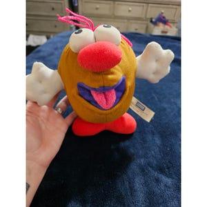 Może przedstawiać: Zestaw trzech ceramicznych kubków z nakrapianym, matowym wykończeniem. Kubki są w odcieniach kremu, jasnego brązu i ciemnego brązu. Każdy kubek ma prosty, minimalistyczny design i zaokrąglony uchwyt.