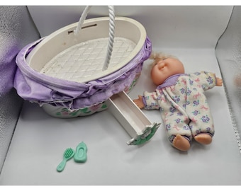 Set culla per mini bambole Cabbage Patch Vintage, motivo floreale viola, accessorio giocattolo anni '90