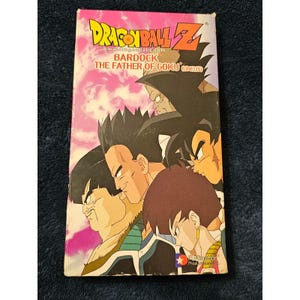 Op de afbeelding: Een rechthoekige VHS-cassettehoes voor Dragon Ball Z: Bardock The Father of Goku Uncut. De hoes heeft een roze en witte bewolkte achtergrond met illustraties van vijf anime-personages op de voorgrond, waaronder Bardock en Goku.