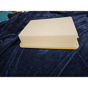 Pode incluir: Um conjunto de três canecas de cerâmica com acabamento fosco e salpicado. As canecas são em tons de creme, cinza claro e cinza escuro. Cada caneca tem um design simples e minimalista.