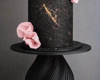 Moderner dekorativer Kuchenständer - Skulpturaler Kuchenständer - Handgefertigtes Design von VELLORA