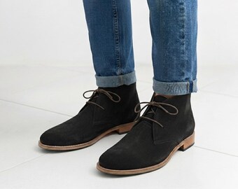 Stivali Chukka da uomo in camoscio nero, stivaletti alla caviglia in pelle fatti a mano, stivali desert boot con lacci, regalo per testimoni dello sposo, scarpe casual ed eleganti