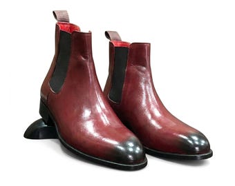 Botas Chelsea masculinas feitas à mão na cor bordô, em couro legítimo, modelo slip-on, para ocasiões formais e de cano curto.