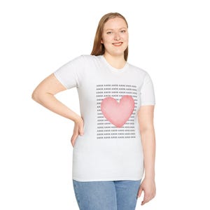 Camiseta del Amor Pink Watercolor Heart T-Shirt | Amor Text Pattern