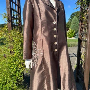 Vintage Brons Aftonkavaj Dam XL Asymmetrisk Lång Duster Broderad Formell Uttalande Kappa Skimrande Festkavaj