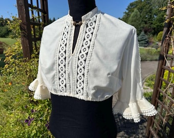 Vintage Dirndl Blouse Witte Kanten Cropped Top Folk Beierse Cottagecore Blouse Romantische Blouse met Wijde Mouwen Oktoberfest Shirt Maat S EU36 UK8