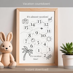 Op de afbeelding: Een zwart-wit vakantie aftelposter in een lijst met de tekst "It's almost vacation!" en "It's vacation time!". De poster heeft een genummerd pad met illustraties met een reisthema. Een pluchen konijn en een vetplant in een pot staan naast de lijst.