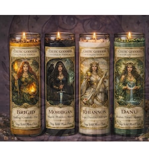 Peut inclure: Quatre bougies en pot en verre de la collection Celtic Goddess, chacune avec une mèche allumée. Les bougies présentent des illustrations de déesses avec du texte, dont "Brigid", "Morrigan", "Rhiannon" et "Danu". Les bougies ont des couleurs et des motifs différents.
