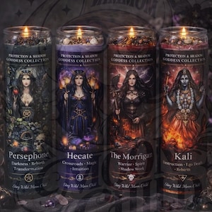 Op de afbeelding: Vier glazen potkaarsen uit de Protection & Shadow Goddess Collection, elk met een andere godinnenillustratie en naam: Persephone, Hecate, The Morrigan en Kali. De kaarsen hebben een brandende lont en zijn gevuld met stenen en kruiden.