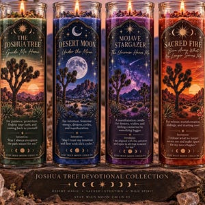 以下が含まれることがあります： Joshua Tree Devotional Collectionの4本の背の高いガラス瓶入りキャンドル。各キャンドルには、The Joshua Tree、Desert Moon、Mojave Stargazer、Sacred Fireなどのテキストが記された砂漠をテーマにしたラベルが貼られており、上部には火が灯っています。