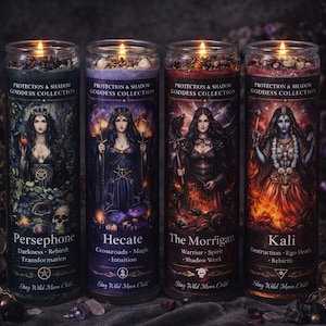Puede incluir: Cuatro velas de vidrio encendidas de la colección Protection & Shadow Goddess. Cada vela presenta una diosa diferente: Perséfone, Hécate, The Morrigan y Kali. Las velas tienen ilustraciones y texto detallados, con una estética oscura y mística.