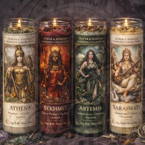 Pode incluir: Quatro velas de vidro acesas da coleção Power & Wisdom Goddess. Cada vela apresenta uma deusa diferente: Atena, Sekhmet, Ártemis e Saraswati. As velas têm ilustrações e texto detalhados, com os nomes das deusas e seus atributos associados.