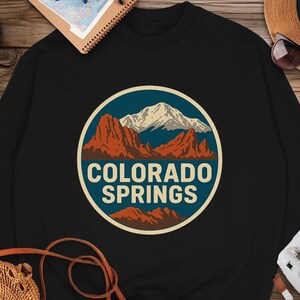 Camiseta de cuello redondo vintage de montaña de Colorado Springs, Jardín de los Dioses de Pikes Peak
