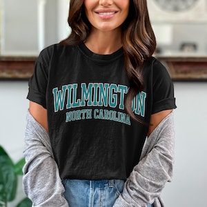 Camiseta de Wilmington, Carolina del Norte / Diseño universitario vintage con arco / Colores Comfort 1717 imagen 1