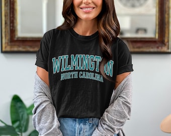 Camiseta de Wilmington, Carolina del Norte / Diseño universitario vintage con arco / Colores Comfort 1717