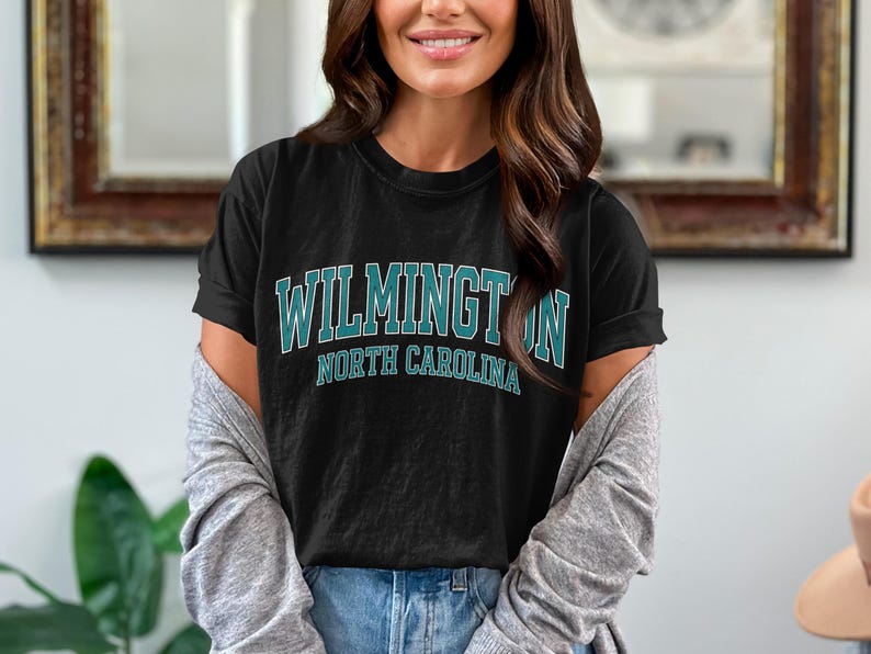 Camiseta de Wilmington, Carolina del Norte / Diseño universitario vintage con arco / Colores Comfort 1717 imagen 1
