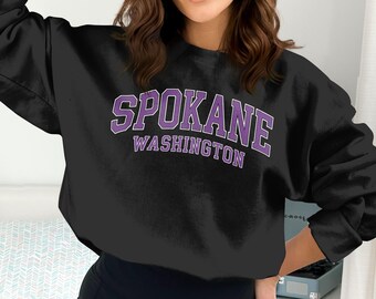 Sudadera Spokane Washington - Cuello redondo estilo universitario morado - Gildan 18000 - Regalo de la herencia de la ciudad lila