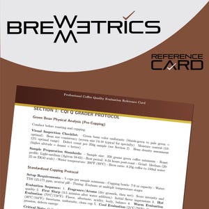 Könnte beinhalten: Professionelle Kaffeequalitäts-Evaluationsreferenzkarte mit dem Brewetrics-Logo. Die Karte beschreibt das CQI Q Grader Protokoll, einschließlich der Analyse grüner Bohnen, der Probenvorbereitung und des Cupping-Protokolls. Ideal für Kaffeeprofis.