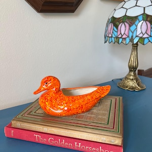 Doniczka w kształcie pomarańczowej kaczki w stylu vintage – ceramiczna doniczka z połowy XX wieku, dekoracja domu