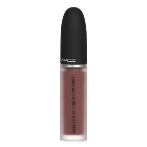 Könnte beinhalten: Eine Tube MAC Powder Kiss Liquid Lipcolour in einem gedämpften Braunton. Das Produkt hat ein mattes Finish, eine schwarze Kappe und das MAC-Logo. Der Text "POWDER KISS LIQUID LIPCOLOUR" ist vertikal auf der Tube aufgedruckt.