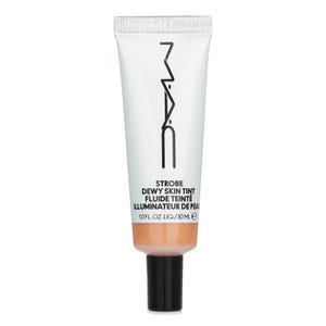 Può includere: Un tubetto bianco di MAC Strobe Dewy Skin Tint con testo nero e tappo nero. Il tubetto contiene un liquido color pesca chiaro. Il testo sul tubetto include "STROBE DEWY SKIN TINT" e "1.0 FL. OZ. LIQ/30 ML e."