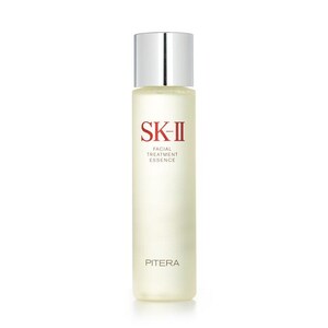 Może przedstawiać: Przezroczysta szklana butelka SK-II Facial Treatment Essence. Butelka ma srebrną nakrętkę i białą etykietę z czerwonym tekstem. Tekst na etykiecie zawiera "SK-II" i "Facial Treatment Essence". Na spodzie butelki napis "PITERA".
