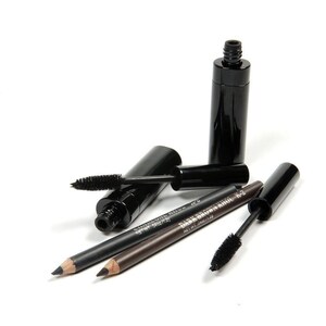 Może przedstawiać: Czarne tubki tuszu do rzęs i kredki do oczu na białym tle. Jedna tubka tuszu jest otwarta, ukazując szczoteczkę. Widoczne są dwie kredki do oczu, z napisami "CHARCOAL KHOL N-3" i "DARK BROWN KHOL K-2".