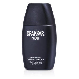 Może przedstawiać: Czarny flakon z atomizerem Drakkar Noir Eau de Toilette. Butelka ma matowe wykończenie i zawiera nazwę marki w białych literach. Na dole butelki znajduje się napis "Eau de Toilette Vaporisateur - Natural Spray" oraz nazwa marki "Guy Laroche Paris."