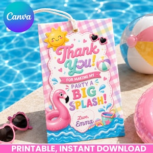 Può includere: Un'etichetta rettangolare per feste con sfondo a quadretti pastello, decorata con un salvagente a forma di fenicottero rosa, un sole giallo e occhiali da sole a cuore. Il testo recita: Thank You! FOR MAKING MY PARTY A BIG SPLASH! Love, Emma.
