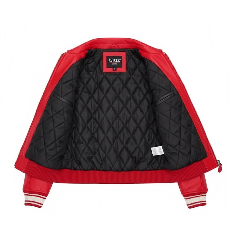 Puede incluir: Un letrero de madera hecho a mano con el texto "Welcome to our home" en un estilo manuscrito. El letrero est&aacute; pintado de blanco con letras negras y un acabado envejecido, apto para uso interior o exterior.