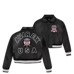 Puede incluir: Chaqueta de cuero negra con pu&ntilde;os y dobladillo a rayas blancas y negras. La chaqueta presenta el texto "AVIREX" y "USA" en la espalda, junto con un parche. Una segunda chaqueta es visible en el fondo.