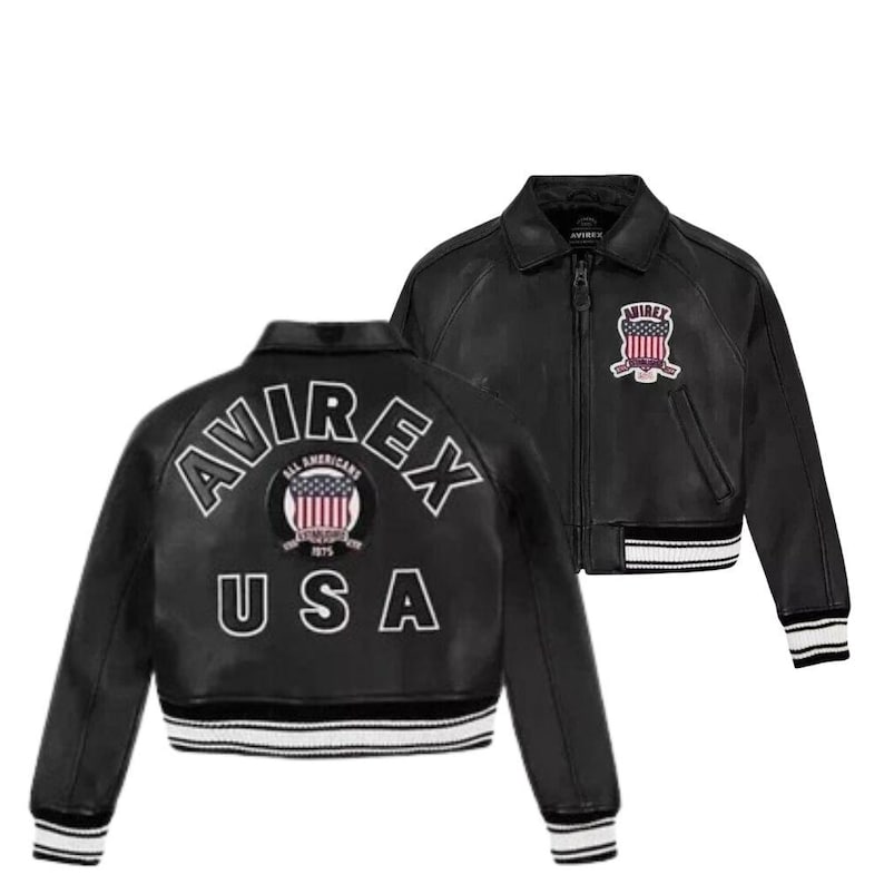 Puede incluir: Chaqueta de cuero negra con pu&ntilde;os y dobladillo a rayas blancas y negras. La chaqueta presenta el texto "AVIREX" y "USA" en la espalda, junto con un parche. Una segunda chaqueta es visible en el fondo.