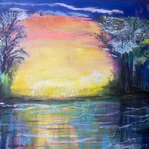 Può includere: Dipinto di paesaggio originale raffigurante un tramonto sull'acqua. L'opera presenta un cielo vibrante con sfumature di giallo, arancione e blu, che si riflettono nell'acqua sottostante. Gli alberi incorniciano la scena, aggiungendo profondità e contrasto.