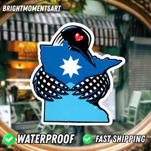 Può includere: Un adesivo raffigurante un contorno blu di uno stato con una stella bianca e un uccello nero con un cuore rosso. L'adesivo riporta le scritte "WATERPROOF" e "FAST SHIPPING". L'adesivo è circondato da un bordo bianco.