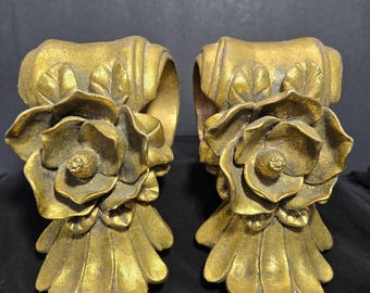 Coppia di staffe per asta per tende vintage dorate con decorazioni floreali, stile Hollywood Regency.
