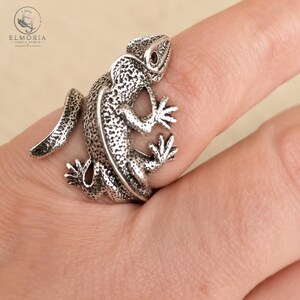 Adjustable reptile ring made from genuine 925 sterling silver featuring a realistic gecko wrapping around the finger. Unique animal statement jewelry suitable for everyday wear and special occasions.