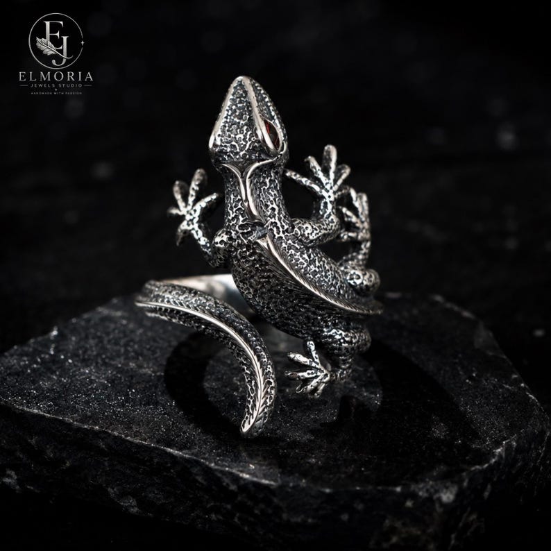 925 sterling silver lizard ring featuring a detailed 3D gecko design with striking red eyes. Adjustable reptile statement ring with gothic and punk-inspired styling, perfect for reptile lovers and unique jewelry collectors.