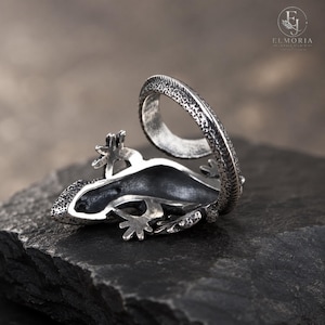 Detailed gecko ring crafted from 925 sterling silver, making a thoughtful gift for reptile lovers, wildlife enthusiasts, husbands, wives, boyfriends, girlfriends, and collectors of animal jewelry.