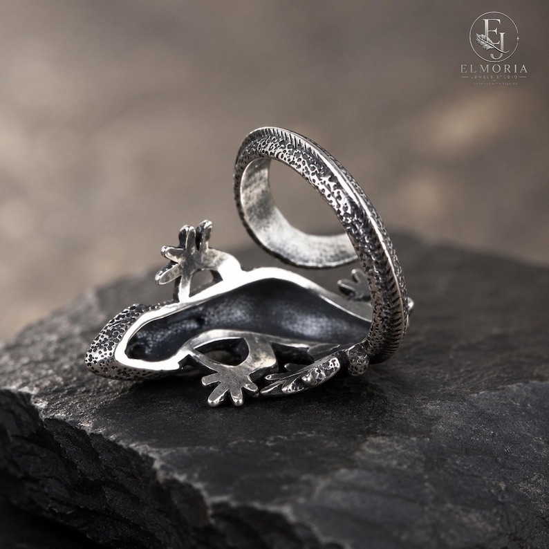 Detailed gecko ring crafted from 925 sterling silver, making a thoughtful gift for reptile lovers, wildlife enthusiasts, husbands, wives, boyfriends, girlfriends, and collectors of animal jewelry.