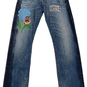 Puede incluir: Un juego de tres tazas de cerámica con un acabado moteado y mate. Las tazas son de color crema, gris claro y gris oscuro. Cada taza tiene un diseño simple y minimalista.