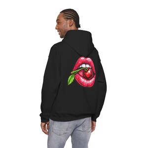 Sudadera con capucha con diseño de labios de cereza | Sudadera negra tipo jersey, texto WOW rosa, sudadera con capucha con un llamativo toque pop art, ropa de calle