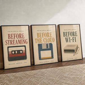 Peut inclure: Trois affiches encadrées sur fond beige. La première présente une cassette audio rouge avec le texte "BEFORE STREAMING". La deuxième montre une disquette bleue et "BEFORE THE CLOUD". La troisième affiche un modem et "BEFORE WI-FI".